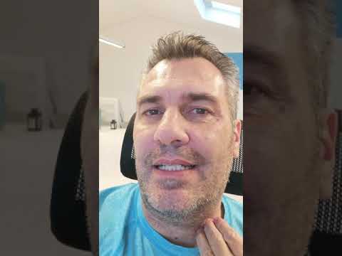 "klump" i halsen (følelse), synkebesvær, stramhed når du synger eller snakker.