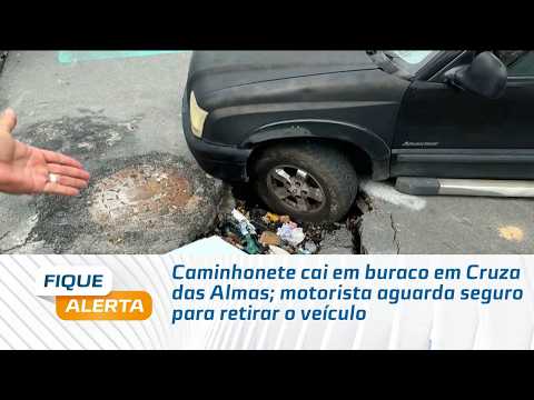 Caminhonete cai em buraco em Cruza das Almas; motorista aguarda seguro para retirar o veículo