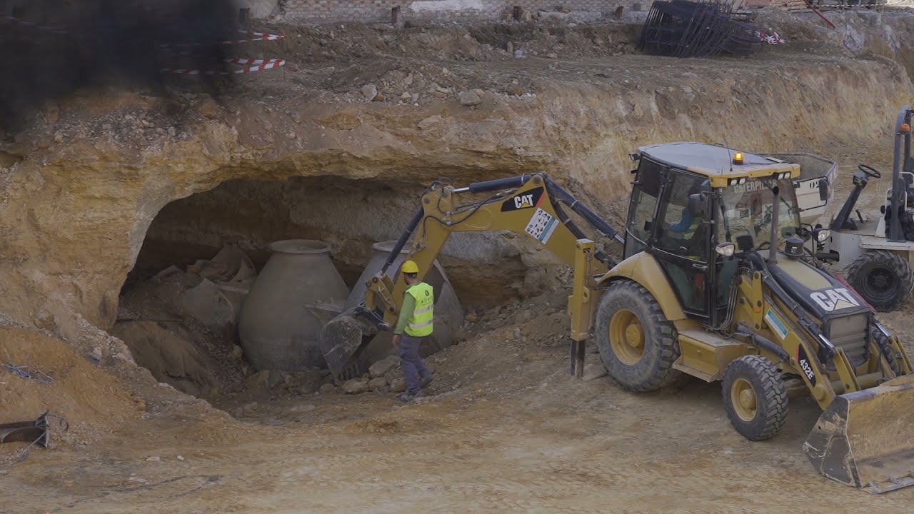 Recuperación de tinajas de barro centenarias en cueva de casa de nuestros antepasados en Tomelloso