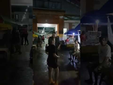 Menyanyi "celuluk meli bakso" Di Pasar siangan