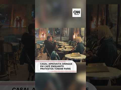 Protestos na França: casal aproveita drinque em café enquanto lixeira pega fogo