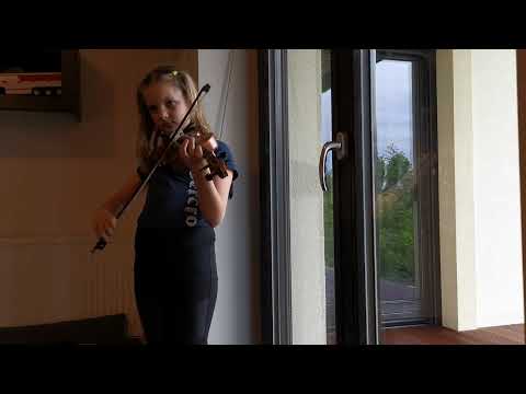 Jedną Dolinecką (mel.zagórzańska) gra 7 letnia Ewa