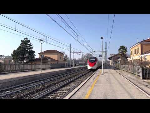 Treno eurocity 311 in transito a gran velocità.