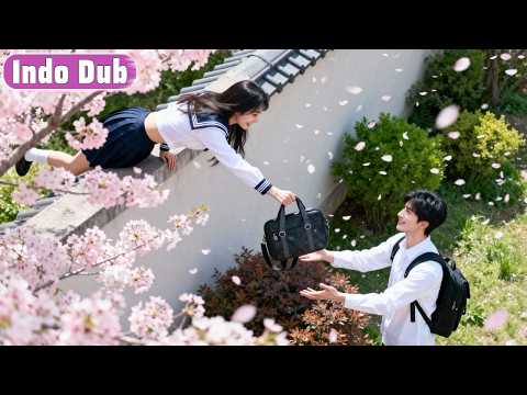 Gadis Tersenggol Jatuh dari Dinding, Tiba di Pelukan Pria Paling Ganteng Sekolah—Dia Jadi Dunianya!