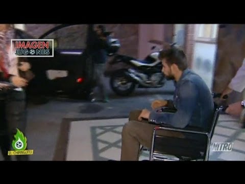 Piqué abandona la Clínica en silla de ruedas