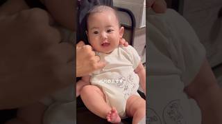 ぴのちゃんの指定席はパパの膝✨ 泣いてたのにもうにっこり😊 #赤ちゃん #育児記録 #baby #生後4ヵ月 #かわいい #vlog #癒し #cutebaby