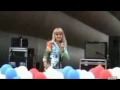 La cantante rusa Natalie se cae de pleno escenario