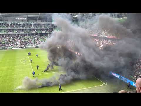 zwarte rook tijdens fc groningen ajax wedstrijd gestaakt