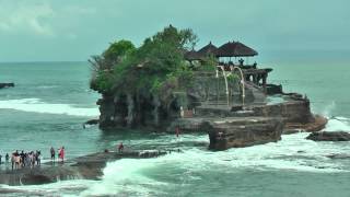 preview picture of video 'Pura Tanah Lot temple is built on a rock in the sea (Bali, Indonesia)'
