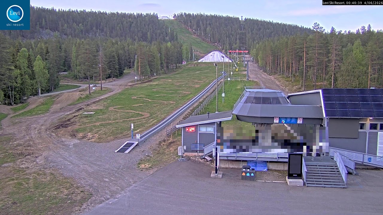 Live webcam view of Estacion inferior del telecabina de Levi