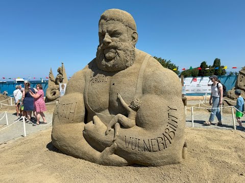 Two Bit Review Sandcastle Competition, Parksville, BC