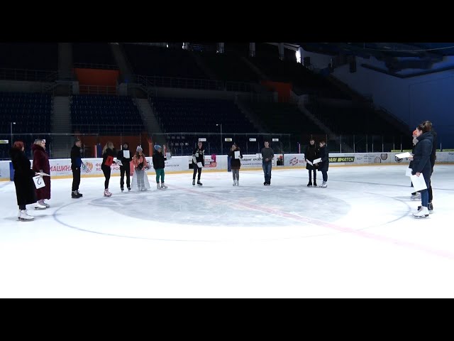 Связать себя узами брака, стоя на коньках посреди ледовой арены