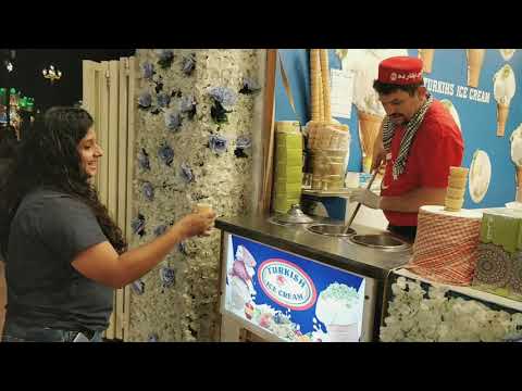 Oru ethiri icecream alay njn chodhicholu 😂