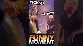 Download lagu KIRK HAMMETT ASKING LARS ULRICH'S TECH FOR A GUITAR PICK LIVE (2026) #shorts #metallica mp3