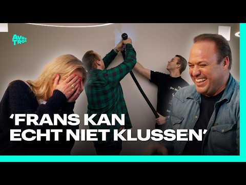 Ophangen schilderij hele opgave voor Frans Bauer | De Bauers - 20 jaar later