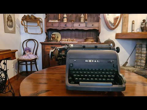 Alte Schreibmaschine Royal HHS von 1953. Ich glaube, es ist auch eine vollständige Anleitung