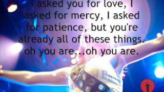 Paramore -  Miracle Outro (106.1 KISS FM Jingle Bell Bash 2010) with lyrics on screen