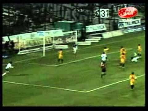 Dos golazos de Lucas Barrios en un partido