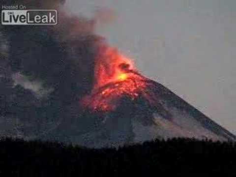 Chile's Llaima volcano erupts Jan 01/08