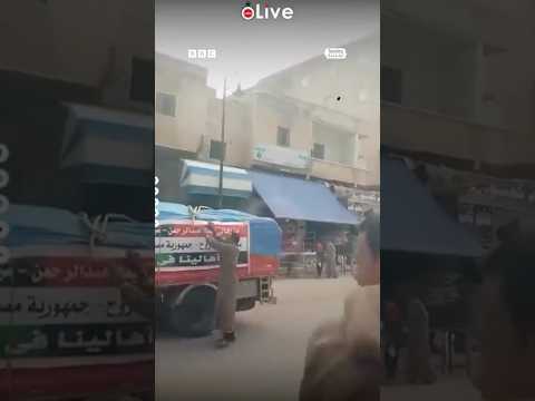 فيديو | بائع مصري يرمي أعواد قصب لأهل غزة