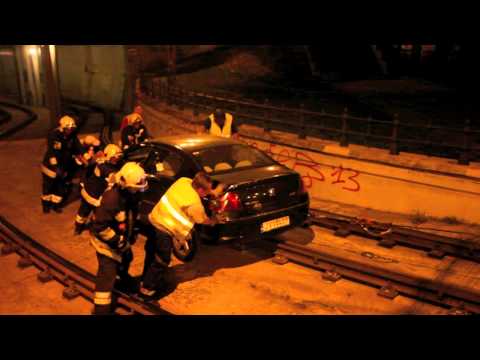 Így mentették ki a Lánchíd alagútjába ragadt autót