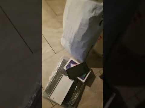 Guy gets sold fake apple product's (meechie bands)