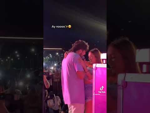 dekko le canta y le baila a domelipa en concierto