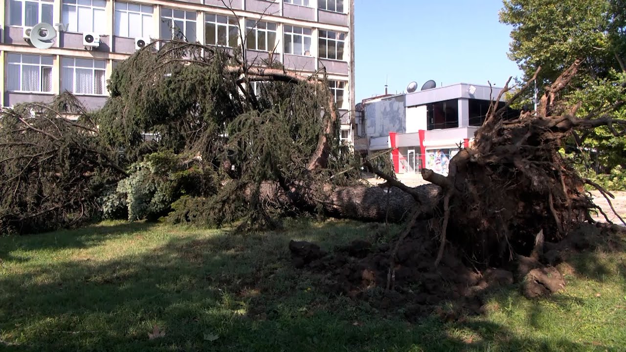 Силна буря вилня в Харманли и нанесе сериозни материални щети