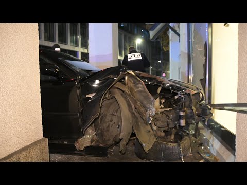 Illegales Autorennen, Auto rast in Bäckerei, Göppingen, 9.11.25