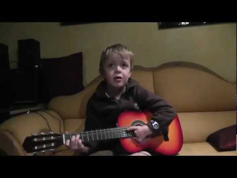 6 years old Boy sings and plays guitar // 6-jähriger singt Westernhagen und spielt Gitarre dazu !