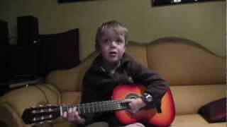 6 years old Boy sings and plays guitar // 6-jähriger singt Westernhagen und spielt Gitarre dazu !