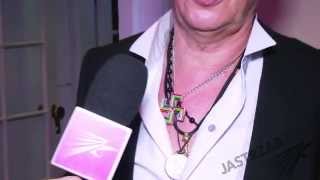 Maciej Maleńczuk nosi tęczową swastę na szyi. Dlaczego?