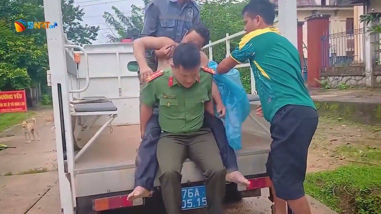 KỊP THỜI ĐƯA NGƯỜI ĐÀN ÔNG BỊ CO GIẬT ĐI CẤP CỨU GIỮA VÙNG SẠT LỞ