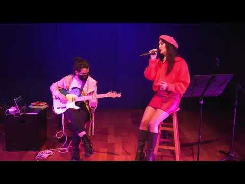 Gala Briê canta "9amor" y "Distancia" para Delivery Británico [2021]