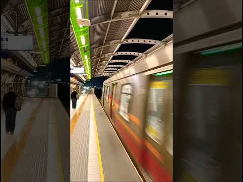 Metro de Santiago Línea 4 (AS02) "ruta verde" pasando por Estación Los QUILLAYES