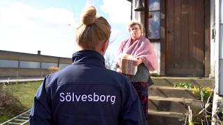 Utkörning av böcker till äldre och personer i riskgrupper i Sölvesborgs kommun under Coronapandemin.