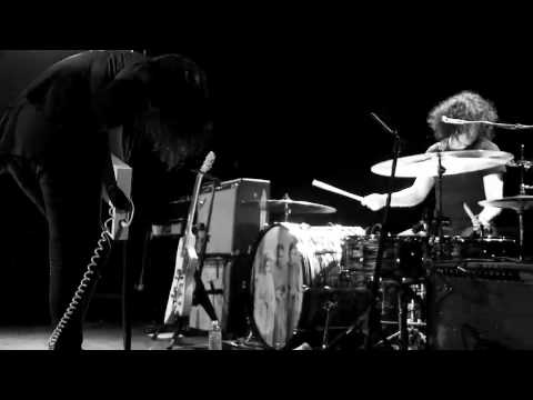 The Dead Weather - I Cut Like A Buffalo (Official Live Video)