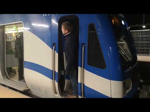 Tren de efe Valparaíso pasando por la estación Villa Alemana en dirección a Limache (unidad simple) 