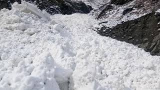 preview picture of video 'Himachal Pardesh Pooh Kinnour main Tinku Nala main Glacier'