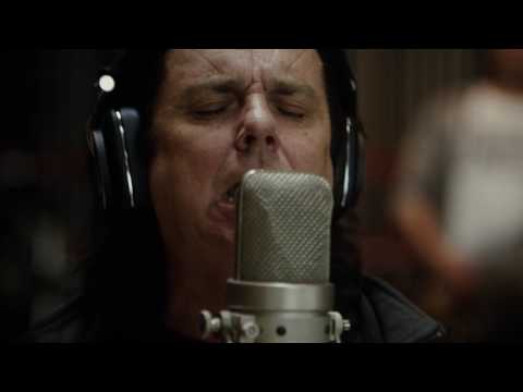 Videoclip de Living in F E A R — Marillion