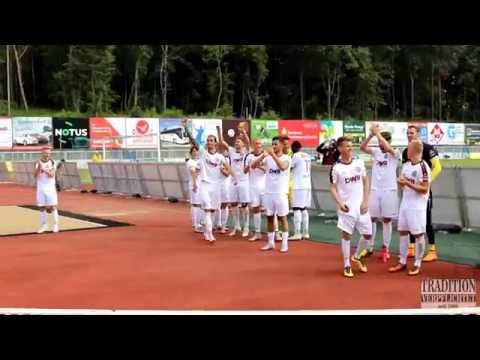 2.Spieltag TSG Neustrelitz - BFC Dynamo Feiestimmung nach dem Spiel mit der Mannschaft