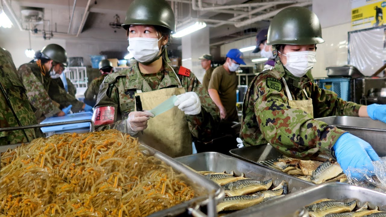 JSDF masters of Kitchen Prep?! Japan ARMY Food Compilation