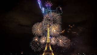 Bastille Günü öncesi Eiffel Kulesi dron ve havai fişek gösterisiyle aydınlandı