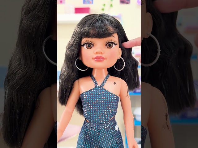 Vídeo relacionado con Nancy Aitana Alphahouse, Muñeca como la Cantante, Melena Oscura con Corte a Capas, Conjunto Diseñado por JC Pajares, Hoja de Tatuajes de Aitana, Certificado de Autenticidad, 3+ años, Famosa (NAC85000)