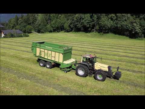 LU HP Bachmann bei der Silageernte mit Valtra und Krone MX