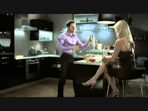 Muskarac u kuhinji 3