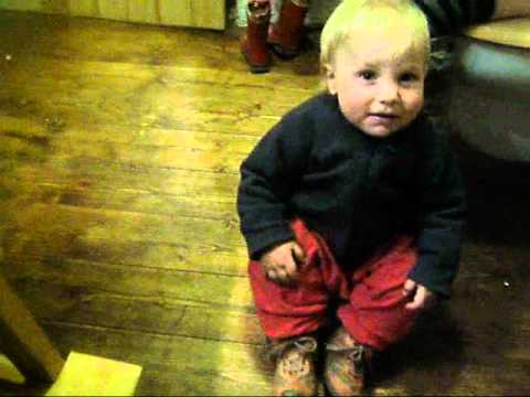 Windelfrei-Gebärde: Baby zeigt Zeichen für Töpfchen/ PIPI machen (Babyzeichensprache)