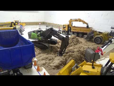 Amazing Huina 1594 and 1593 scale construction equipment