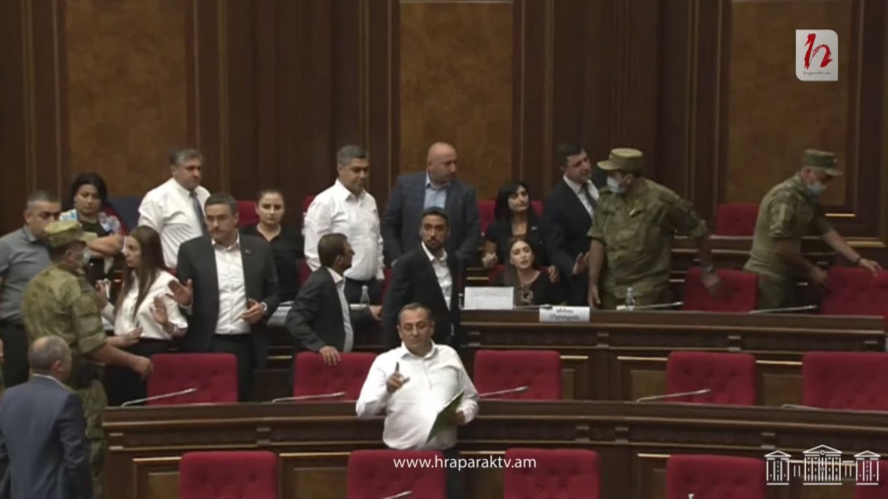 Աննա Մկրտչյանին ստիպողաբար փորձում են հեռացնել ԱԺ նիստերի դահլիճից