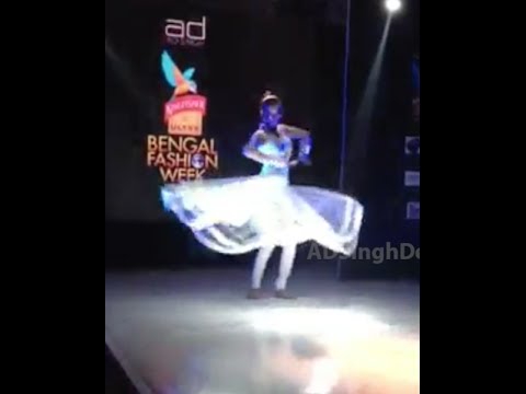 revathi acharyya dance performance in Bengal fashion week 